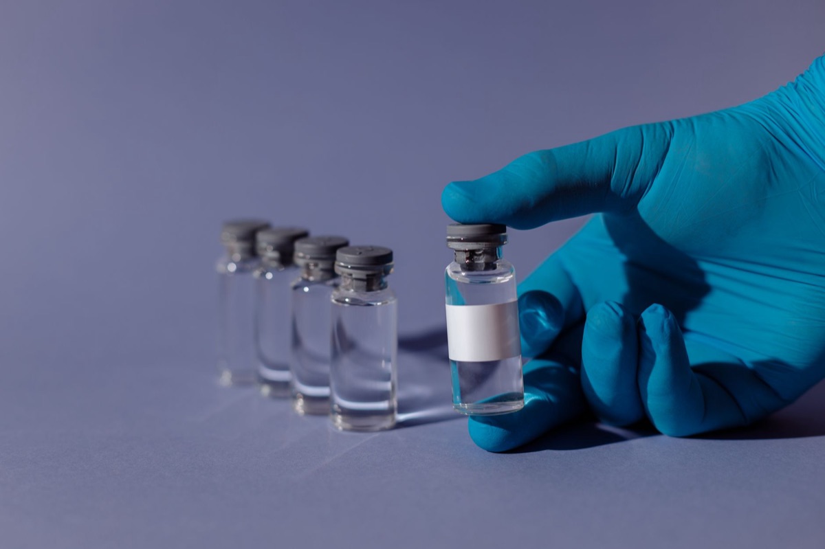 ampola com amoxicilina e cultura bacteriana