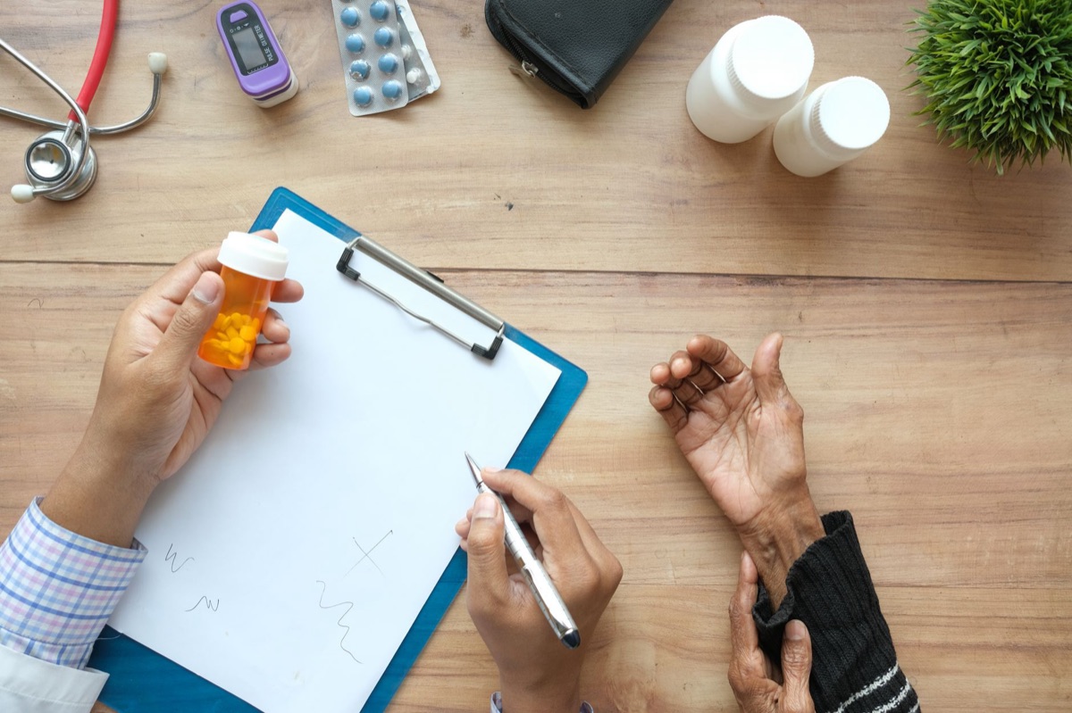 Carta médica con interacciones farmacológicas