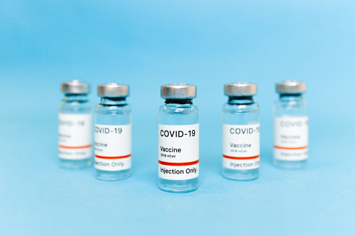 vials con liquidi trasparenti in un ambiente di laboratorio