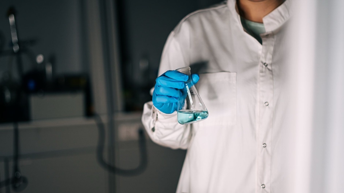 laboratoriumfles met witte label