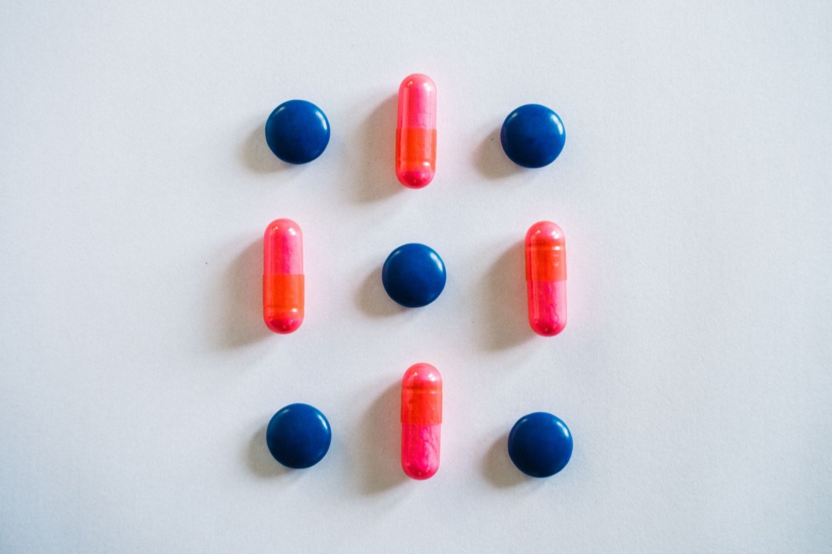 tablet met drug ingredient op witte ondergrond
