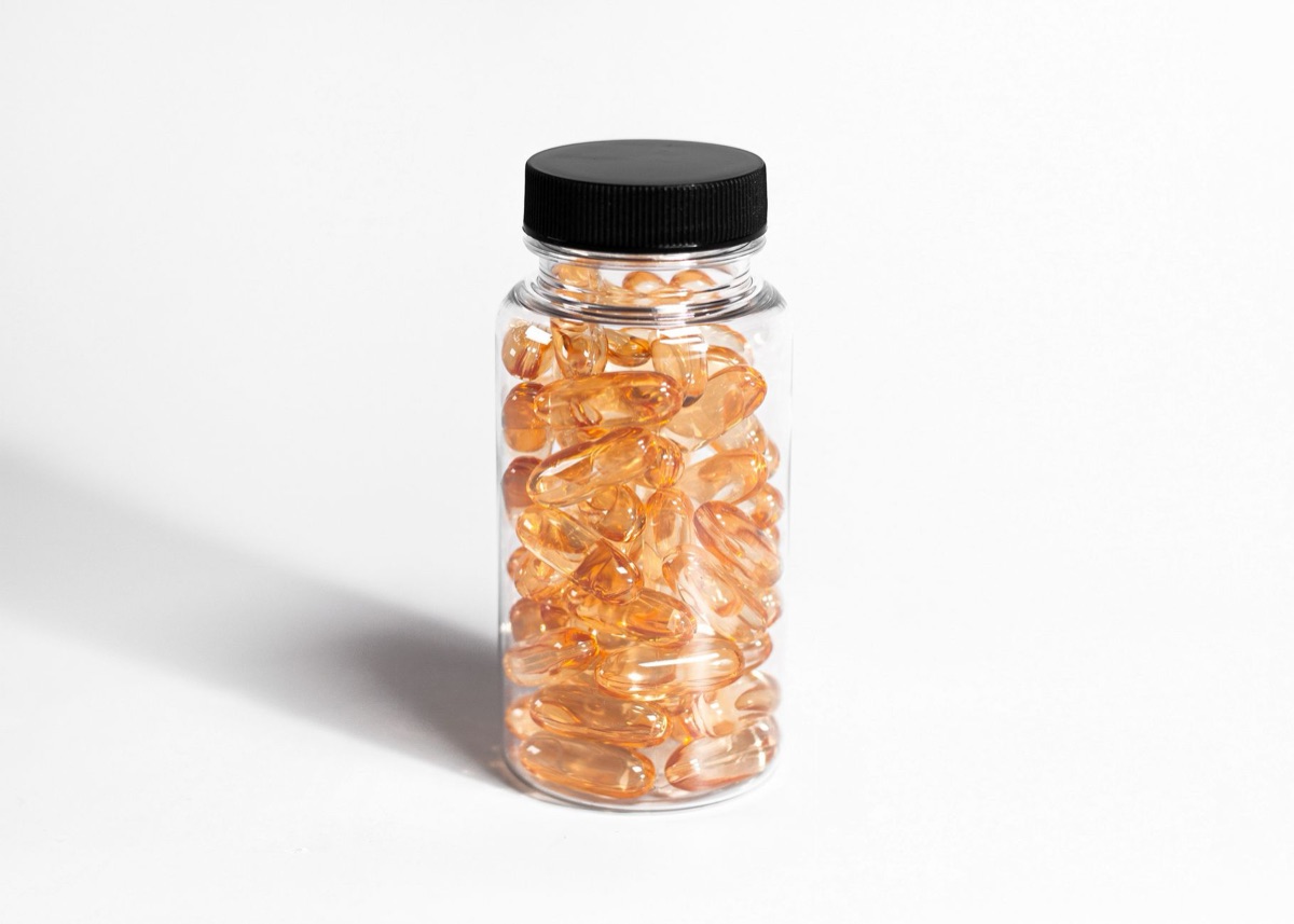 Een pillenbottel met verschillende merken in een apotheek.