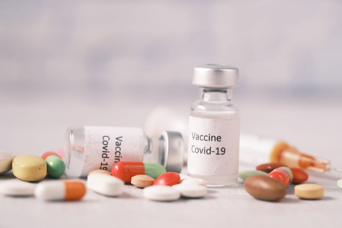 Etiqueta farmacéutica con texto de advertencia en español