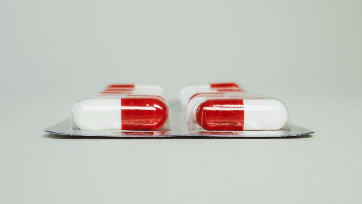 Etiqueta de medicamento con instrucciones de seguridad en español