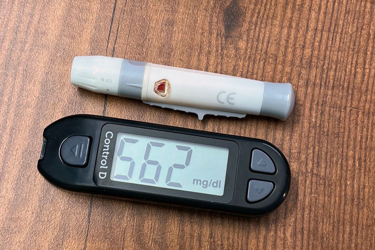 Glucómetro midiendo glucosa en sangre