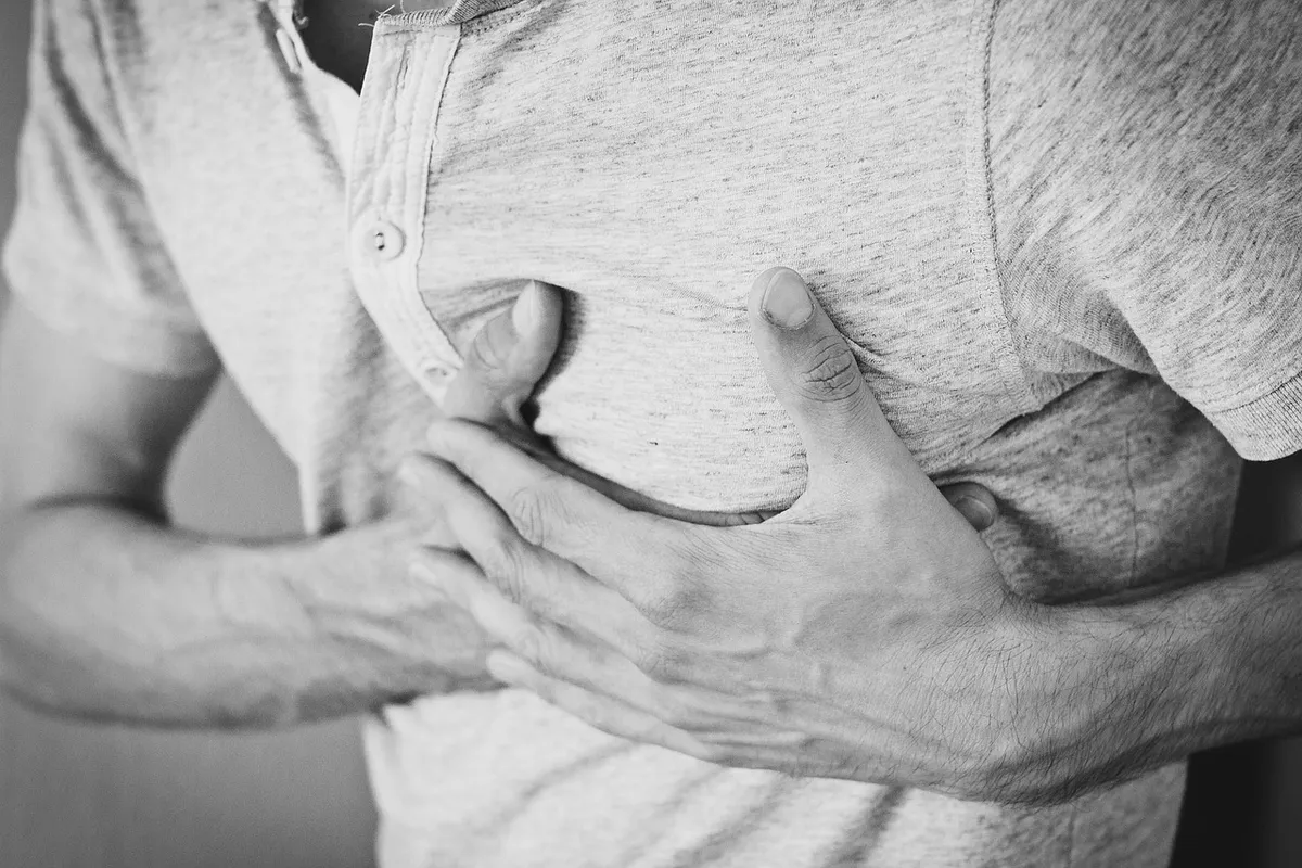 男性、心痛、胸痛、痛み、心筋症候群、成人、胸、棉シャツ、手、痛い、モノクロ、黒白、心筋症候群、心筋症候群、心