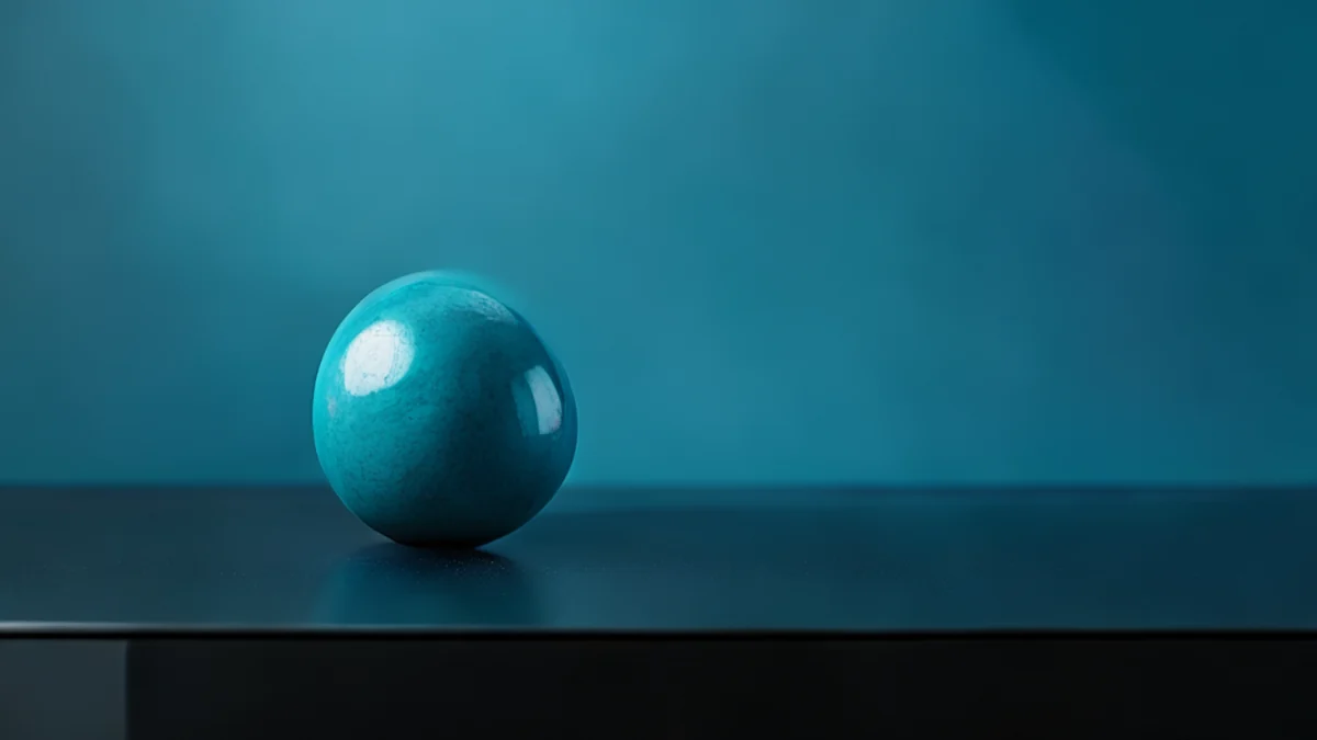 Bit turquoise profond bleu, lisse et brillant, reposant sur une table noire simple, sous une lumière studio softbox propre, champ de profondeur faible, photoréaliste, focus net, détails élevés
