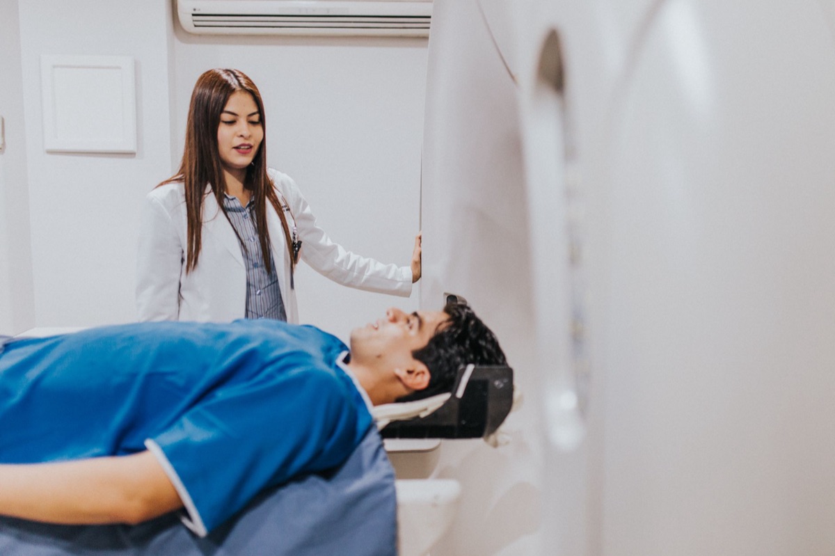 薬を手に取る患者の様子