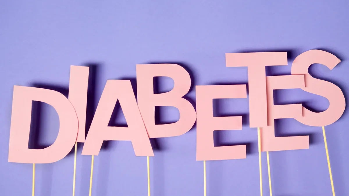 糖尿病意識を表現した創造的なコンセプト画像。紫の背景にピンクの文字。