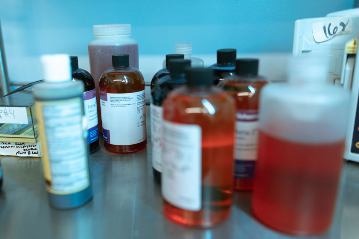 mesa de laboratorio con botellas