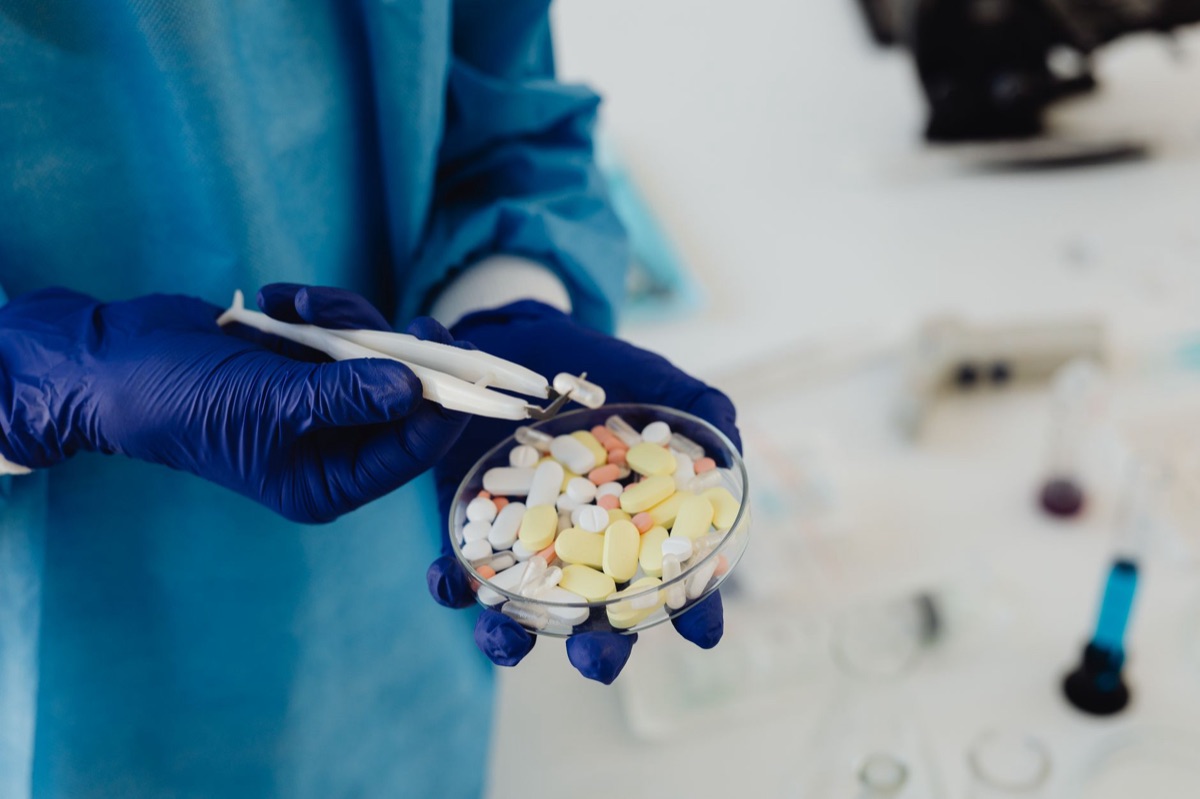 Farmaceutisch tabletje met ingeschreven medicatie naam