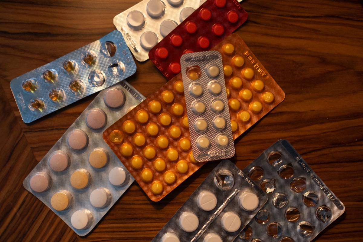 Große Mengen an Blisterpackungen in einer medizinischen Lagerumgebung.