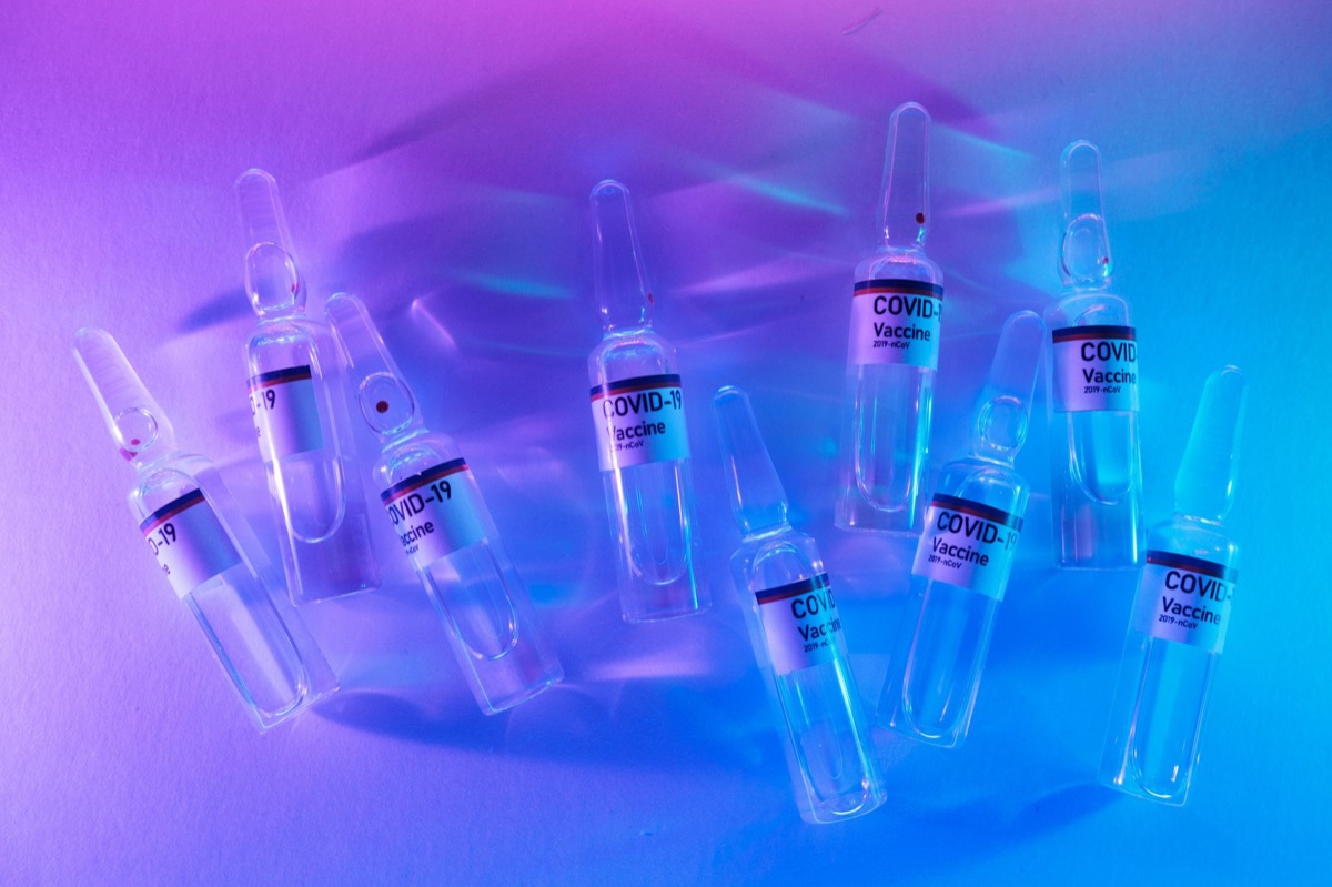 Flacons en verre médical contenant des solutions pharmaceutiques.