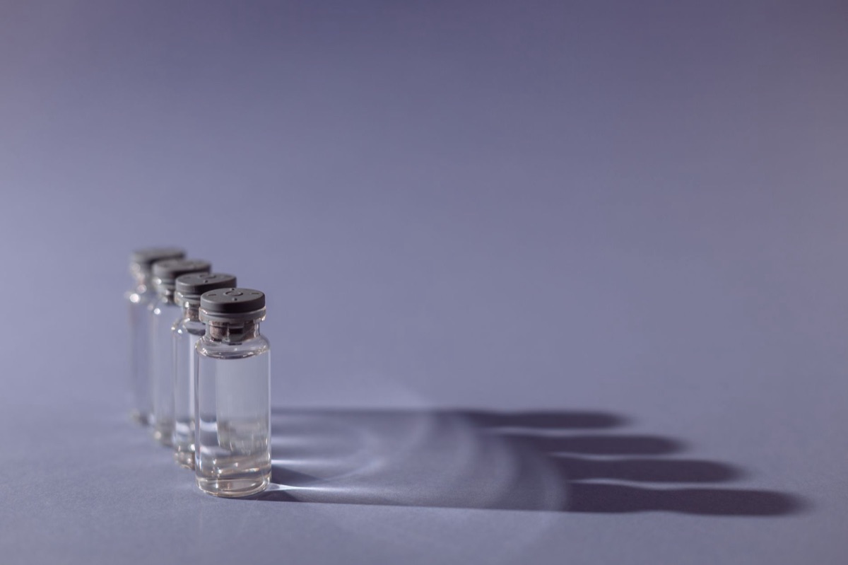 Bruine glazen medicijnflesjes met vloeistof.